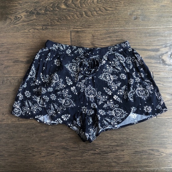 Lot of 2 Hollister Petal Shorts - Picture 2 of 8